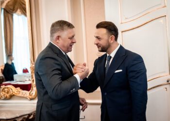 Minister vnútra Matúš Šutaj Eštok a predseda vlády SR Robert Fico majú spoločnú zodpovednosť za škandál s ruskými kamerami. Foto: SITA/Úrad vlády SR