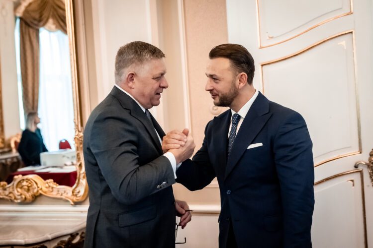 Minister vnútra Matúš Šutaj Eštok a predseda vlády SR Robert Fico majú spoločnú zodpovednosť za škandál s ruskými kamerami. Foto: SITA/Úrad vlády SR