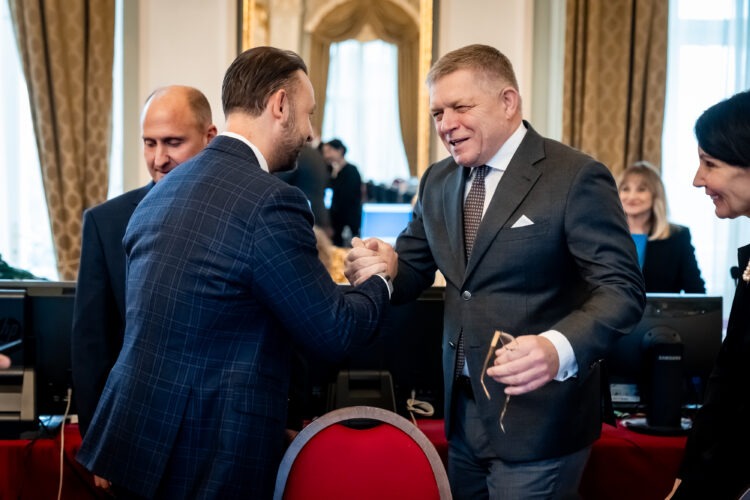 Kým Národný bezpečnostný úrad varuje pred bezpečnostnými rizikami ruských radarových kamier, ktoré testoval rezort ministra vnútra Matúša Šutaja Eštoka (vľavo chrbtom), predseda vlády Robert Fico (vpravo) kauzu vo svojej prvej reakcii zľahčoval. FOTO: SITA/ÚV SR