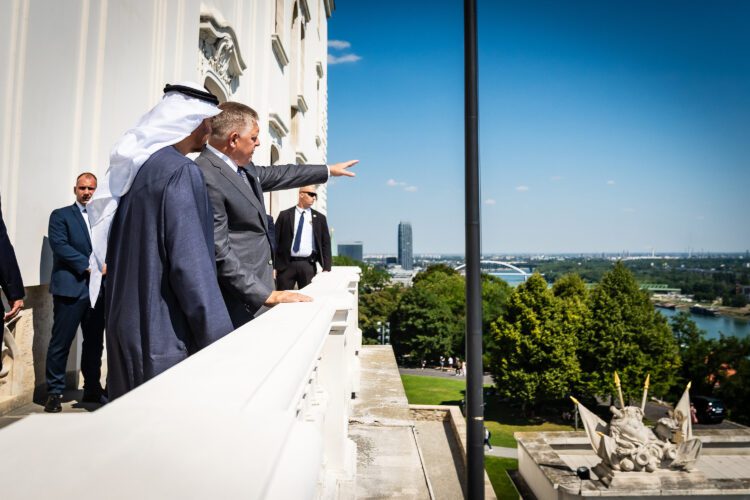 Predseda vlády SR Robert Fico ukazuje prezidentovi Spojených arabských emirátov (SAE) šejkovi Mohamedovi bin Zájid Al Nahjánovi územia na brehu Dunaja, kde môže vyrásť Mini Dubaj. FOTO: SITA/Úrad vlády SR