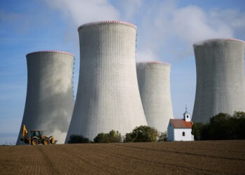 Česká jadrová elektráreň Dukovany využíva chladiace veže **(na snímke)** a vodu z kaskády nádrží Dalešice a Mohelno. Vďaka tomuto systému je odolnejšia proti suchu a vysokým teplotám než maďarská elektráreň Paks, ktorá odoberá vodu priamo z Dunaja. FOTO: SITA/AP Photo/Petr David Josek