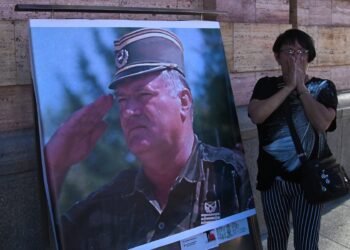 Pro svět je Mladić usvědčeným válečným zločincem. Srbové ho ale ctí jako svého ochránce a národního hrdinu. FOTO: AP Photo/Radivoje Pavicic/Profimedia