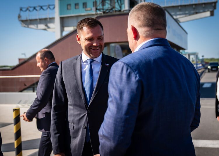 Spor o odvolanie ministra životného prostredia Tomáša Tarabu (vľavo) prerástol do otázky, či si slovenská vláda udrží väčšinu v parlamente. Premiér Robert Fico (chrbtom k objektívu) preto žiada, aby mu Taraba a predseda SNS Andrej Danko zaručili podporu najmenej 76 poslancov. V opačnom prípade im hrozí predčasnými voľbami. FOTO: SITA/ÚV SR