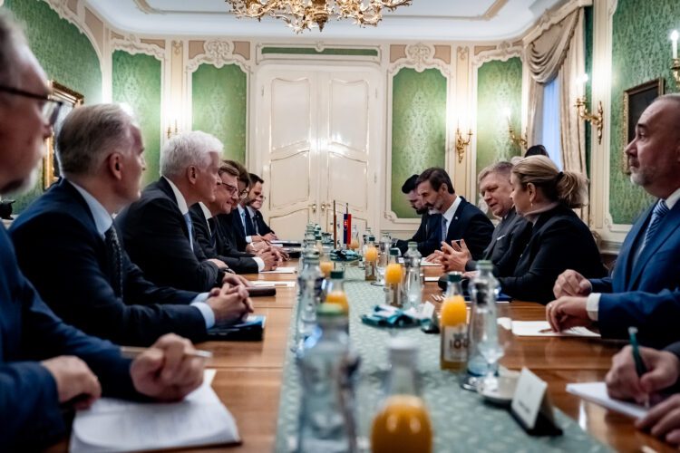 Rozdielny prístup k Rusku je testom dôvery medzi Bratislavou a Berlínom. Nemecký minister zahraničných vecí Johann Wadephul (vľavo, oproti Robertovi Ficovi) pri včerajšej návšteve zdôraznil potrebu tlaku na Moskvu a jednoty európskych spojencov. Na Úrade vlády SR ho prijal premiér Robert Fico (vpravo v strede). FOTO: SITA/ÚV SR