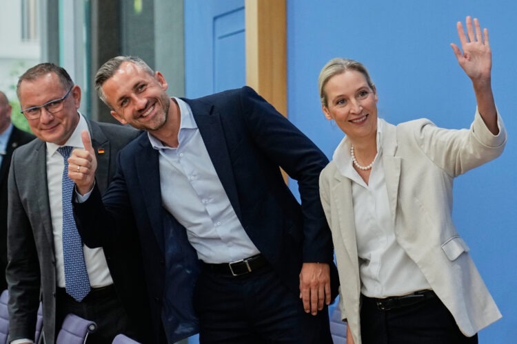 Lídri AfD Alice Weidel, vpravo a Tino Chrupalla, vľavo s lídrom kandidátky pre Sasko-Anhaltsko Ulrichom Siegmundom v strede oslavujú volebné víťazstvo. Foto: SITA/AP Photo/Ebrahim Noroozi