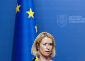 Šéfka diplomacie EÚ Kaja Kallasová (na snímke) varuje, že Rusko pripravuje ďalšie sabotáže s cieľom rozdeliť európske spoločnosti a oslabiť podporu Ukrajiny. Európu vyzýva, aby rýchlejšie posilňovala svoju obranu. FOTO: SITA/AP Photo/Mindaugas Kulbis