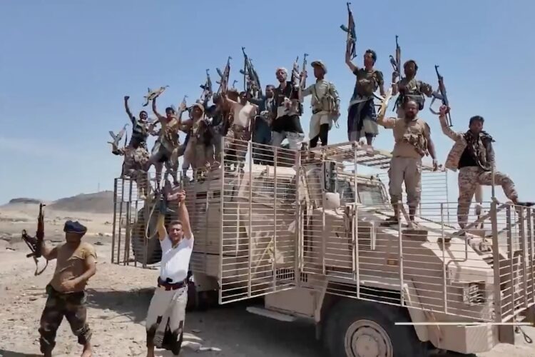 Jemenskí húsíovci (na snímke bojovníci z provincie Taiz) ovládli významné pozície pri Červenom mori. Hnutie podporované Iránom získava čoraz väčší vplyv nad dôležitou trasou medzinárodnej námornej dopravy. Postup húsíovcov zvyšuje obavy najmä o bezpečnosť plavby cez strategickú úžinu Báb al-Mandab. FOTO: SITA/Al-Masirah TV/AP