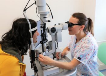 Pre niektorých pacientov sa poplatky u lekárov stávajú existenčným problémom. Ročne za ne zaplatia aj viac ako dvetisíc eur. Lekárska komora tvrdí, že platby od zdravotných poisťovní pokryjú ambulanciám niekedy len dve pätiny prevádzkových nákladov, a preto musia od pacientov vyberať poplatky. FOTO: SITA/ŽSK