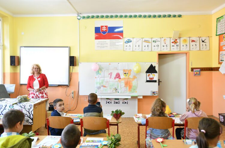 Príbeh obce Malý Slivník ukazuje, že rómske deti môžu aj napriek absolvovaniu materskej školy naraziť na prekážky už pri nástupe do základnej školy. Viaceré školy ich v tomto školskom roku neprijali, hoci o ich spádových školách rozhodol regionálny úrad školskej správy. V jednej zo škôl, ktorá rómskych prvákov prijala, následne miestni rodičia svoje deti z triedy odhlásili. FOTO: SITA/Martin Medňanský