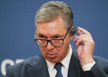 Srbsko čakajú 25. októbra predčasné parlamentné voľby, ktoré majú ukončiť vlečúcu sa politickú krízu. Dôležitý nebude iba ich výsledok, ale aj dôveryhodnosť hlasovania – medzinárodní pozorovatelia už v minulosti upozorňovali na tlak na voličov, zneužívanie verejných zdrojov a výraznú mediálnu prevahu vládneho tábora. FOTO: SITA/AP Photo/Darko Vojinovic