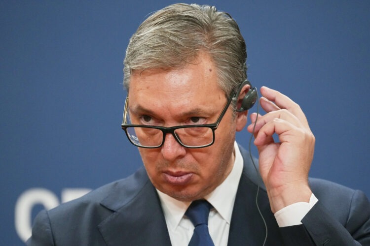 Srbsko čakajú 25. októbra predčasné parlamentné voľby, ktoré majú ukončiť vlečúcu sa politickú krízu. Dôležitý nebude iba ich výsledok, ale aj dôveryhodnosť hlasovania – medzinárodní pozorovatelia už v minulosti upozorňovali na tlak na voličov, zneužívanie verejných zdrojov a výraznú mediálnu prevahu vládneho tábora. FOTO: SITA/AP Photo/Darko Vojinovic