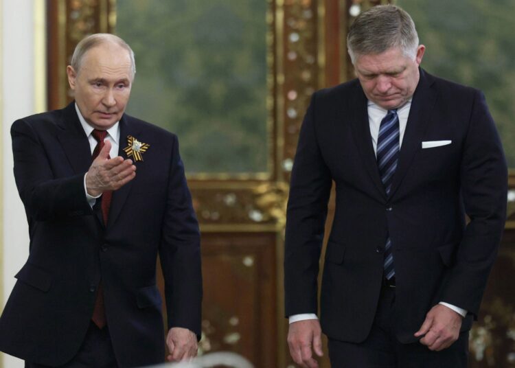 Premiér Robert Fico (vpravo) hovorí o predčasných voľbách práve v čase, keď pribúdajú správy o ruských kyberútokoch, rizikových kamerách a podozreniach zo sabotáží na Slovensku. Pozornosť obracia ku koaličným sporom, no ruského prezidenta Vladimira Putina (vľavo), o ktorého priazeň sa dlhodobo usiluje, za tieto hrozby nekritizuje. **FOTO: SITA/Ramil Sitdikov/Pool Photo via AP