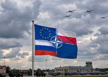 Po prienikoch ruských dronov a útokoch v blízkosti hranice Poľsko skracuje čas, ktorý majú jeho piloti na rozhodnutie o zásahu. Námestník ministra obrany Cezary Tomczyk upozorňuje, že riziko ďalšieho narušenia vzdušného priestoru je každodenné. Varšava zároveň musí dbať na spoľahlivé rozpoznanie cieľa, aby chybný zásah nevyvolal krízu. ILUSTRAČNÉ FOTO: generované s pomocou AI Gemini