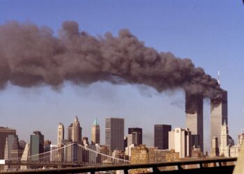 Muslimští teroristé 11. září 2001 narazili dvěma komerčními letadly do Dvojčat Světového obchodního centra. Při útoku a následném zřícení věží, k němuž došlo poté, co hořící letecké palivo oslabilo konstrukci budov, zahynulo téměř 3 000 lidí a stovky dalších byly zraněny. Foto: Robert Stolarik / Polaris / Profimedia