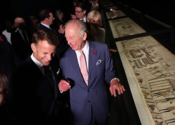 Zápůjčku tapiserie z Bayeux Britskému muzeu prosadil prezident Macron navzdory nesouhlasu odborníků. Hodá tak zlepšit vztahy s Británií. FOTO Pool / i-Images / Eyevine / Profimedia