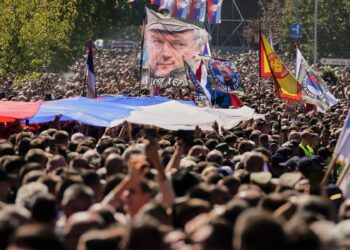 Na pohřbu Ratka Mladiće v Bělehradě se sešly tisíce jeho příznivců. Pro část Srbů je dodnes národním hrdinou. FOTO: AP Photo/Darko Vojinovic/Profimedia