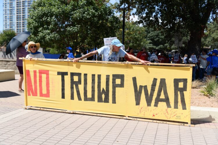 Demonstrace v Dallasu proti postupu Trumpovy vlády v otázkách imigrace nebo války s Íránem. Foto: Avi Adelman / Zuma Press / Profimedia