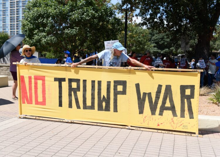 Demonstrace v Dallasu proti postupu Trumpovy vlády v otázkách imigrace nebo války s Íránem. Foto: Avi Adelman / Zuma Press / Profimedia