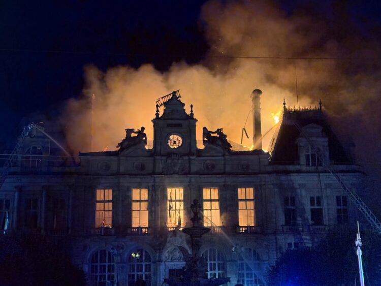 Historická radnica vo francúzskom Limoges, ktorá prežila dve svetové vojny, no neodolala sobotňajším násilným nepokojom 17. októbra. Radikáli budovu z 19. storočia podpálili, pričom požiar zničil jej strechu aj zvonicu. FOTO: Profimedia