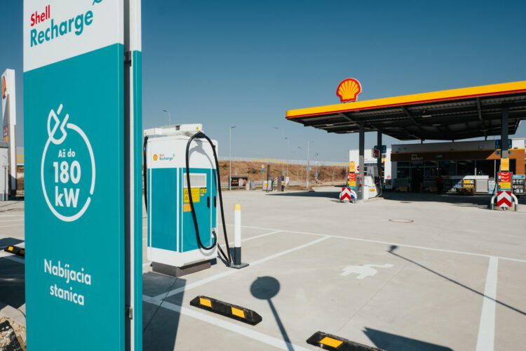 Čerpacie stanice stále viac ponúkajú aj nabíjanie elektromobilov. ILUSTRAČNÉ FOTO: SITA/Tomáš Kočí