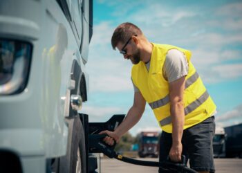 Nabíjanie elektromobilov si vyžaduje kvalitnú elektrickú sieť, spotrebu elektriny však výrazne nezvýši. Väčší vplyv má na ňu priemysel, najmä hutnícka a chemická výroba. Ilustračné foto: SITA/ZSE Drive