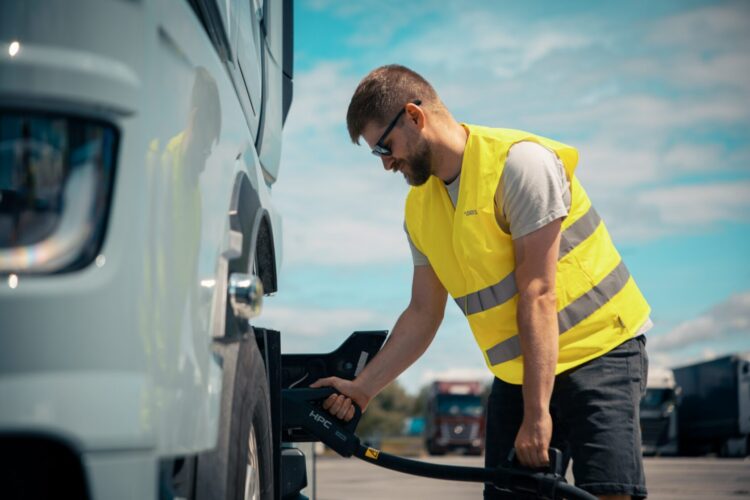 Nabíjanie elektromobilov si vyžaduje kvalitnú elektrickú sieť, spotrebu elektriny však výrazne nezvýši. Väčší vplyv má na ňu priemysel, najmä hutnícka a chemická výroba. Ilustračné foto: SITA/ZSE Drive