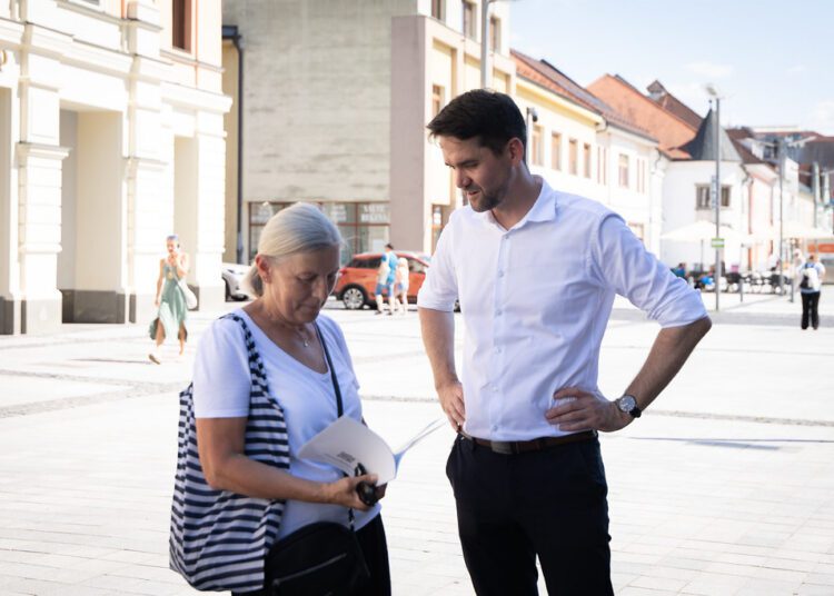 Pred voľbami sa politici zvyčajne oveľa viac ukazujú v uliciach a stretávajú sa s voličmi. Na snímke je predseda Banskobystrického samosprávneho kraja a kandidát na jeho opätovné vedenie Ondrej Lunter na ulici vo Zvolene. FOTO: SITA/Media tím Ondreja Luntera