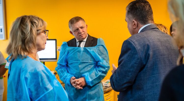 Premiér Robert Fico (v strede) v boji o politické prežitie neváhal odstrániť ani doterajšie prísne obmedzenia rozpočtového provizória, ktoré držali vládne výdavky na uzde. FOTO: SITA/ÚV SR