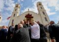 Smútiaci nesú rakvu lekára Mohammada al-Ksúsa, jednej z deviatich obetí piatkového útoku na kresťanský kostol v jordánskej oblasti Karak. Posledná rozlúčka sa konala v pondelok 26. októbra 2026 v Ammáne. Ilustračné foto: SITA/AP Photo/Raad Adayleh