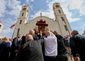 Smútiaci nesú rakvu lekára Mohammada al-Ksúsa, jednej z deviatich obetí piatkového útoku na kresťanský kostol v jordánskej oblasti Karak. Posledná rozlúčka sa konala v pondelok 26. októbra 2026 v Ammáne. Ilustračné foto: SITA/AP Photo/Raad Adayleh