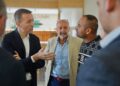 Minister školstva Tomáš Drucker na rokovaní v Malom Slivníku. Šéf rezortu už takmer dva mesiace nevie nájsť riešenie pre prvákov, ktorí stále sedia doma. Priznáva, že nemá veľa možností, ako situáciu vyriešiť, a navrhuje zmenu zákona. Chce, aby ministerstvo mohlo školám znížiť príspevok, ak nepríjmu do školy deti z verejného školského obvodu. Foto: Ministerstvo školstva