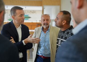 Minister školstva Tomáš Drucker na rokovaní v Malom Slivníku. Šéf rezortu už takmer dva mesiace nevie nájsť riešenie pre prvákov, ktorí stále sedia doma. Priznáva, že nemá veľa možností, ako situáciu vyriešiť, a navrhuje zmenu zákona. Chce, aby ministerstvo mohlo školám znížiť príspevok, ak nepríjmu do školy deti z verejného školského obvodu. Foto: Ministerstvo školstva