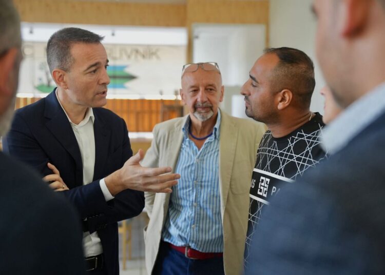 Minister školstva Tomáš Drucker na rokovaní v Malom Slivníku. Šéf rezortu už takmer dva mesiace nevie nájsť riešenie pre prvákov, ktorí stále sedia doma. Priznáva, že nemá veľa možností, ako situáciu vyriešiť, a navrhuje zmenu zákona. Chce, aby ministerstvo mohlo školám znížiť príspevok, ak nepríjmu do školy deti z verejného školského obvodu. Foto: Ministerstvo školstva