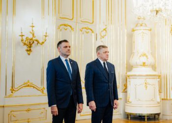 Premiér Robert Fico (vpravo) a Tomáš Taraba počas jeho odvolávania z funkcie ministra životného prostredia prezidentom SR v Prezidentskom paláci v Bratislave 30. septembra 2026. FOTO: SITA/KP SR