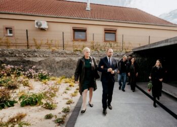Predseda Trnavského samosprávneho kraja Jozef Viskupič spolu so Zlaticou Kušnírovou a manželmi Kuciakovcami počas otvorenia Pamätníka slobody slova vo Veľkej Mači. Foto: Trnavský samosprávny kraj