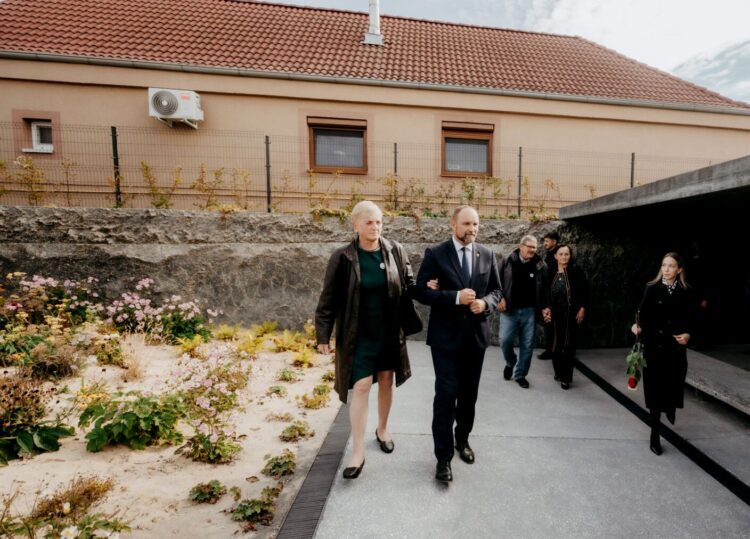 Predseda Trnavského samosprávneho kraja Jozef Viskupič spolu so Zlaticou Kušnírovou a manželmi Kuciakovcami počas otvorenia Pamätníka slobody slova vo Veľkej Mači. Foto: Trnavský samosprávny kraj
