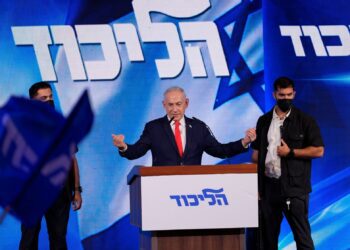 Izraelský premiér Benjamin Netanjahu sa prihovára priaznivcom strany Likud v Jeruzaleme po zverejnení prvých volebných odhadov. Jeho strana vo voľbách zvíťazila, vládny blok však podľa priebežných výsledkov nezískal parlamentnú väčšinu. Ilustračné foto: SITA/AP Photo/David Goldman