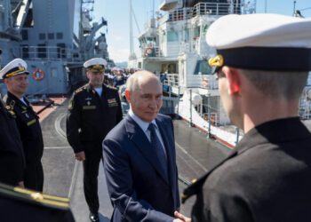 Ruský prezident  Vladimir Putin na palube vojnovej lode Varjag v Južno-Sachalinsk u na ostrove Sachalin,  kde prišlo k zadržaniu japonského reportéra. Ilustračné foto: SITA/Gavriil Grigorov, Sputnik, Kremlin Pool Photo via AP