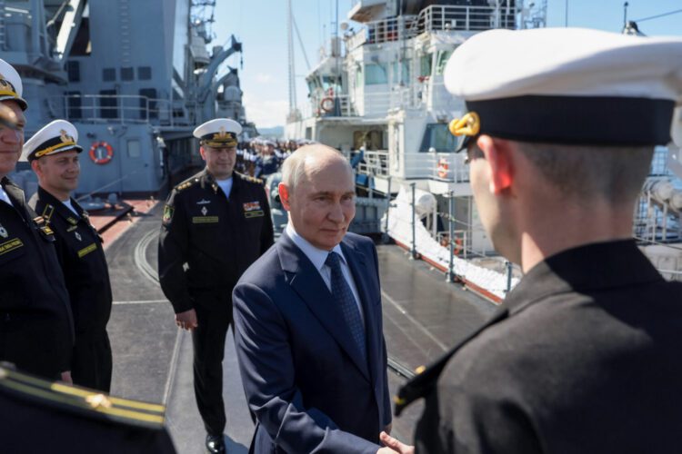 Ruský prezident Vladimir Putin na palube vojnovej lode Varjag v Južno-Sachalinsk u na ostrove Sachalin, kde prišlo k zadržaniu japonského reportéra. Ilustračné foto: SITA/Gavriil Grigorov, Sputnik, Kremlin Pool Photo via AP