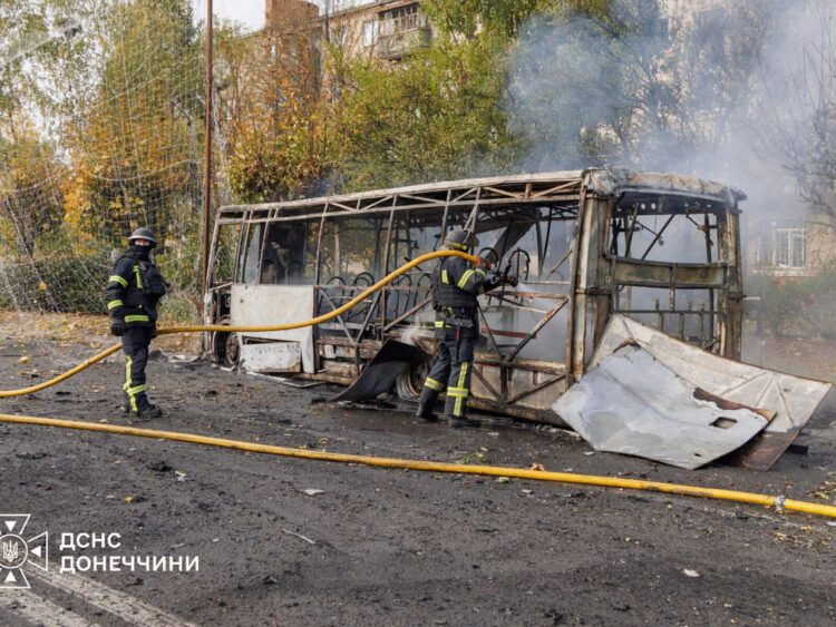 Zhorený autobus verejnej dopravy, zasiahnutý ruskou bombou v Kramatorsku. Foto: SITA/Ukrainian Emergency Service via AP