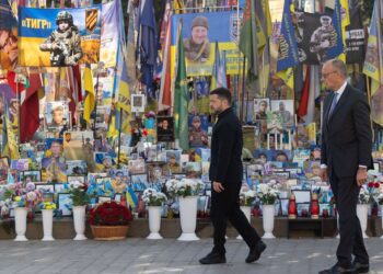 Prezident Ukrajiny Volodymyr Zelenskyj a nemecký kancelár Friedrich Merz vzdávajú úctu pri pamätníku obetí ruskej agresie na Ukrajine. Foto: SITA/AP