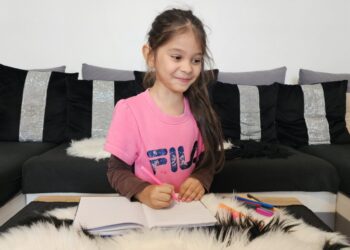 Šesťročná Samantha z obce Malý Slivník už viac ako mesiac nechodí školy. Nie preto, že by nemohla či nechcela. Dôvodom je, že ju školy odmietajú, lebo je Rómka. FOTO: Andrea Settey Hajduchová