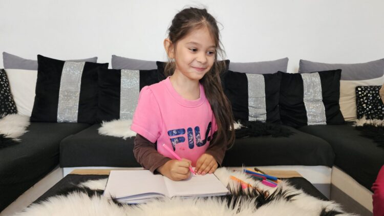 Šesťročná Samantha z obce Malý Slivník už viac ako mesiac nechodí školy. Nie preto, že by nemohla či nechcela. Dôvodom je, že ju školy odmietajú, lebo je Rómka. FOTO: Andrea Settey Hajduchová
