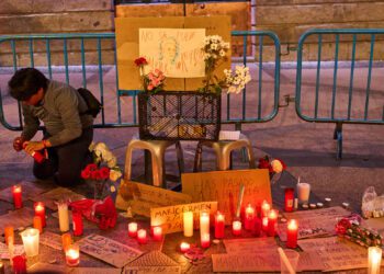 Ulice Španielska naplnili demonštranti na podporu a pamiatku vysťahovanej  Maríe del Carmen Abascalovej . Foto: SITA/AP Photo/Bernat Armangue