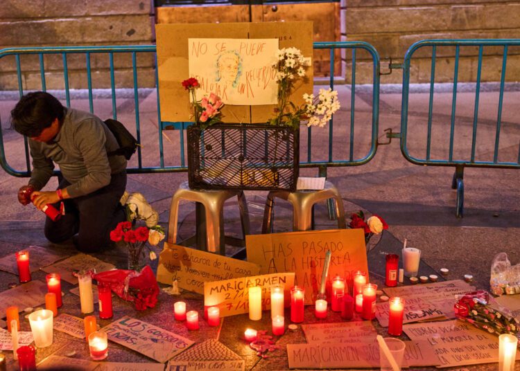 Ulice Španielska naplnili demonštranti na podporu a pamiatku vysťahovanej  Maríe del Carmen Abascalovej . Foto: SITA/AP Photo/Bernat Armangue