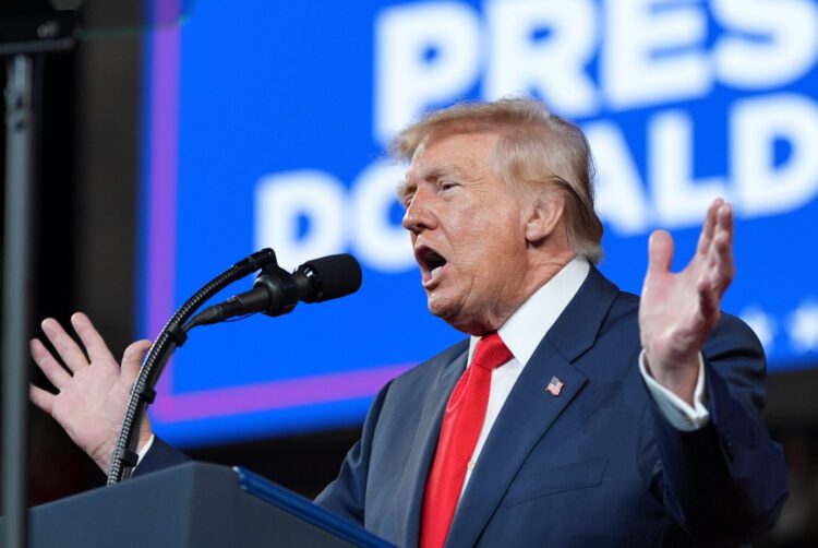 Donald Trump tlačí na Ukrajinu, aby prestala útočiť na ruské rafinérie, a s Putinom sa dohodol na dodávkach nafty. Tento obchod však vyvoláva odpor aj medzi republikánmi. Na snímke je americký prezident na predvolebnom mítingu v Clarksville v štáte Tennessee počas uplynulého víkendu. FOTO: SITA/AP/Alex Brandon