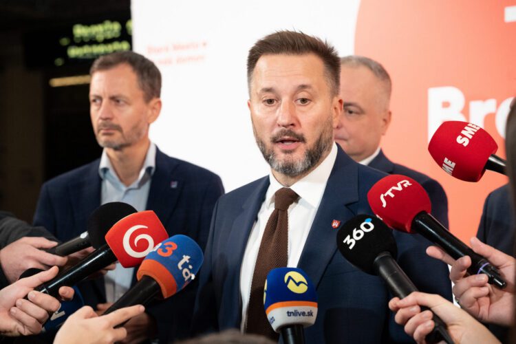 Matúš Vallo (v strede) obhájil post primátora Bratislavy a Juraj Droba (vpravo) zo strany SaS opäť povedie Bratislavský samosprávny kraj. Na brífingu počas volebnej noci v bratislavskej Novej Cvernovke sa k nim pridal podpredseda Demokratov a bývalý premiér Eduard Heger. FOTO: SITA/Andrea Mezeiová