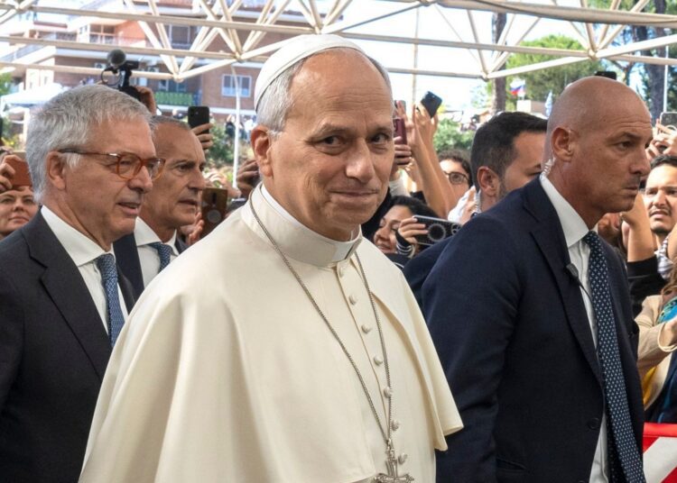 Papež Lev XIV. přichází v úterý 13. října na Univerzitní kliniku Agostina Gemelliho, kde krátce nato podstoupil operaci. Při té mu lékaři odstranili zhoubný nádor na plíci. Foto: ALESSIA GIULIANI/ Catholic Press Photo / IPA / Profimedia