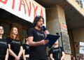 Protestní happening před budovou Českého rozhlasu. Na snímku zástupce stávkového výboru Jan Herget.