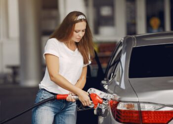 Vyššie ceny palív predražujú každodenné cestovanie aj tovary v obchodoch. Od 1. októbra majú motoristom v Česku priniesť úľavu nižšia daň z nafty a cenové stropy. Slovensko obmedzuje marže na pumpách a cestujúcim zlacňuje lístky v druhej triede vlakov na polovicu. ILUSTRAČNÉ FOTO: Pexels
